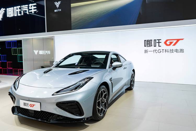 佛山74哪吒汽车在智能汽车领域的表现，领途汽车在新能源汽车市场中的影响力